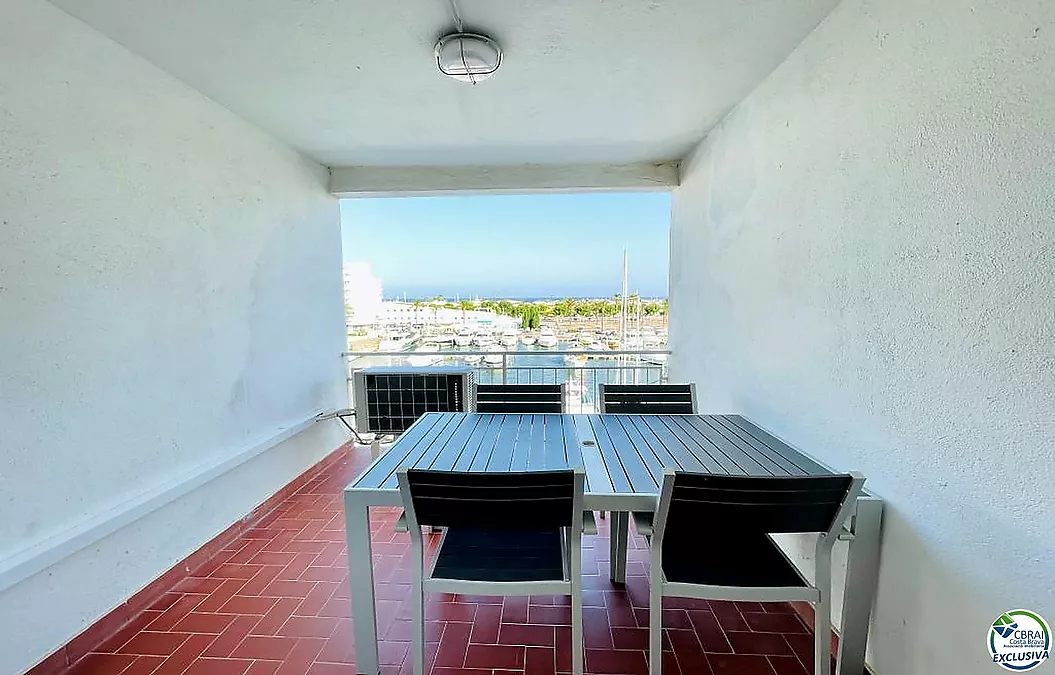 Apartamento totalmente renovado con terraza y espectaculares vistas al canal y al mar, en una de las zonas más buscadas de Empuriabrava