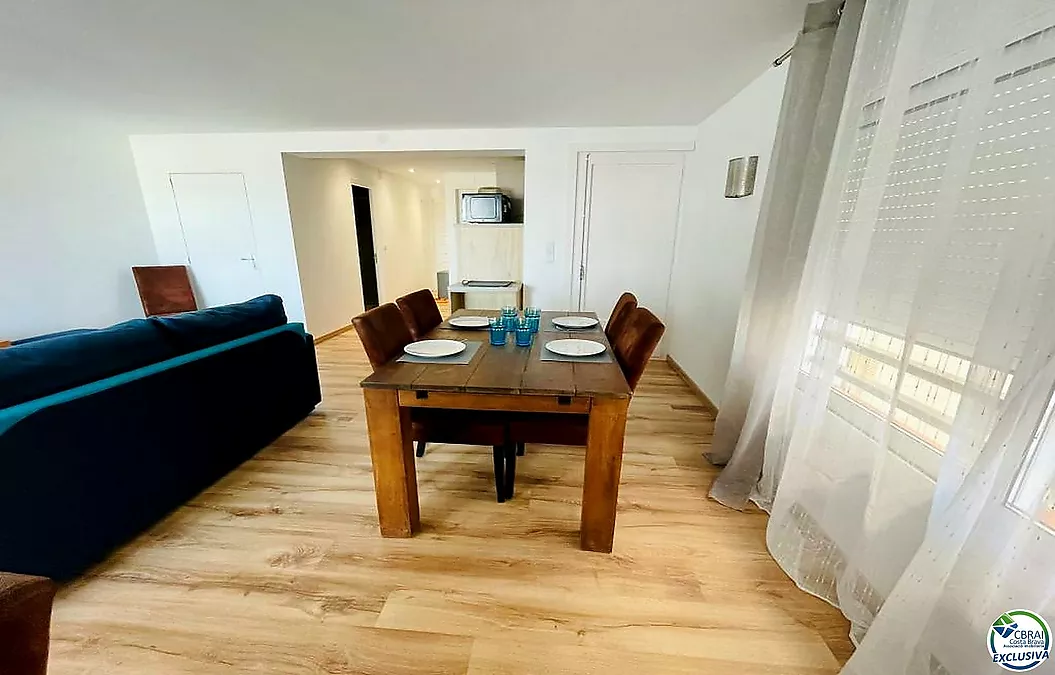 Apartamento totalmente renovado con terraza y espectaculares vistas al canal y al mar, en una de las zonas más buscadas de Empuriabrava