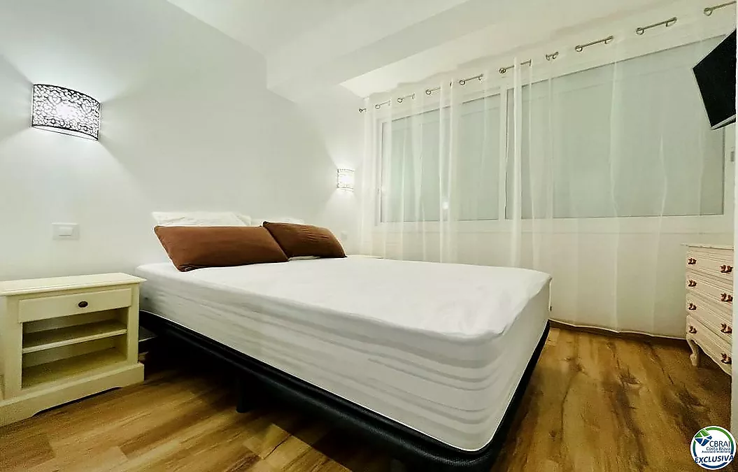 Apartamento totalmente renovado con terraza y espectaculares vistas al canal y al mar, en una de las zonas más buscadas de Empuriabrava