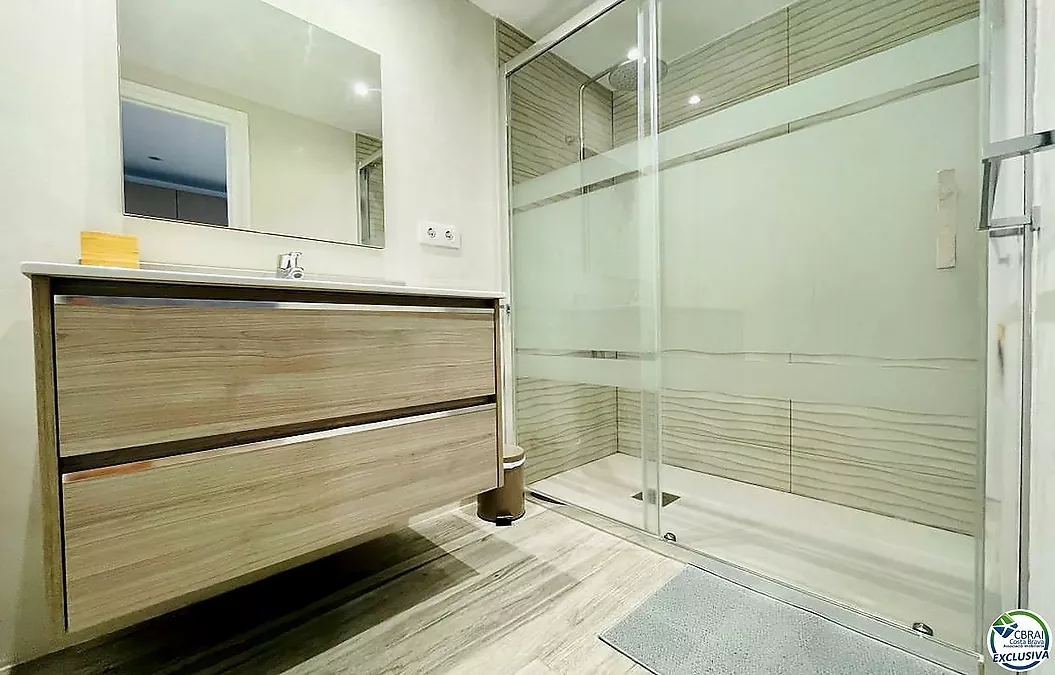 Apartamento totalmente renovado con terraza y espectaculares vistas al canal y al mar, en una de las zonas más buscadas de Empuriabrava