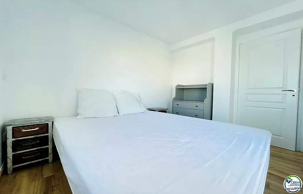 Apartamento totalmente renovado con terraza y espectaculares vistas al canal y al mar, en una de las zonas más buscadas de Empuriabrava