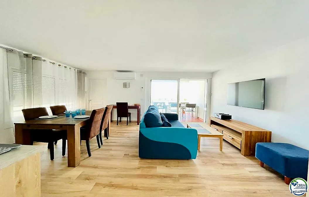 Apartamento totalmente renovado con terraza y espectaculares vistas al canal y al mar, en una de las zonas más buscadas de Empuriabrava