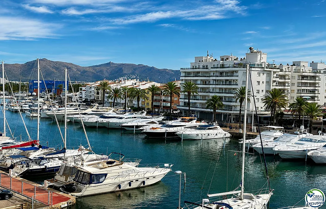 Apartamento totalmente renovado con terraza y espectaculares vistas al canal y al mar, en una de las zonas más buscadas de Empuriabrava