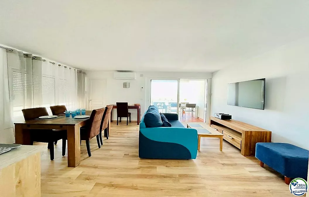 Apartamento totalmente renovado con terraza y espectaculares vistas al canal y al mar, en una de las zonas más buscadas de Empuriabrava