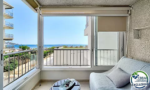 Seafront apartment with sea views in Salatar, Roses