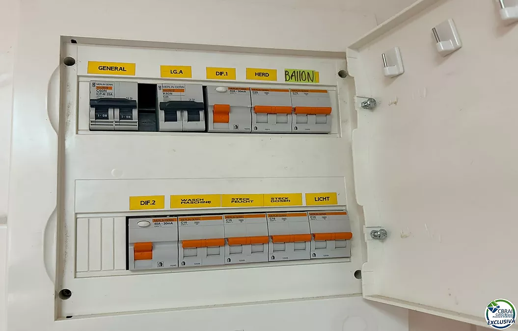 Erste Meereslinie, spektakulärer Meerblick und komplett renoviert.