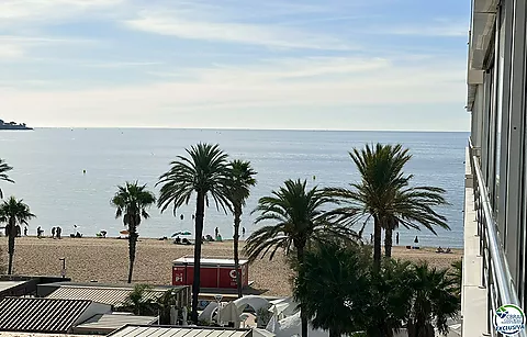 Erste Meereslinie, Meerblick, Parkplatz, Swimmingpools und Gärten direkt am Strand.