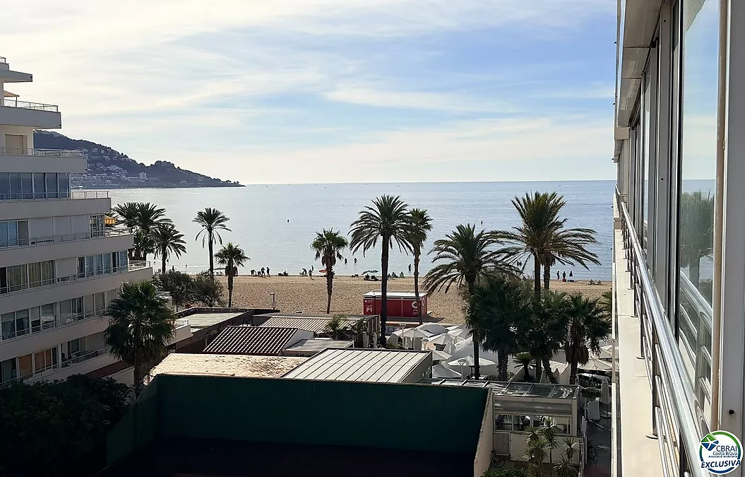 Première ligne, vue sur la mer, parking, piscines et jardins face à la plage.