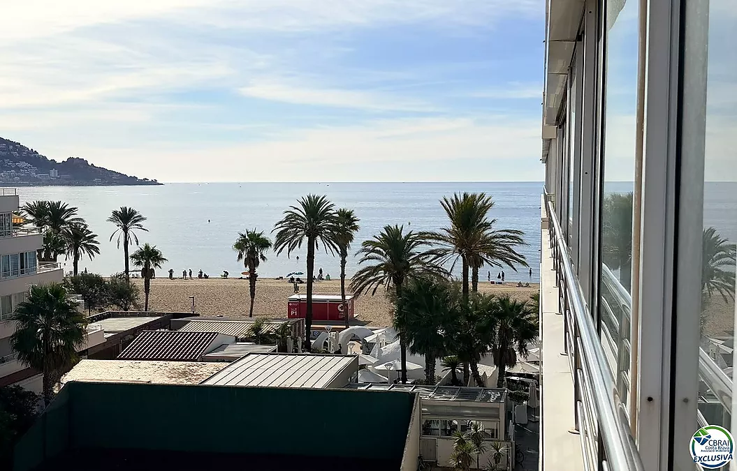 Première ligne, vue sur la mer, parking, piscines et jardins face à la plage.
