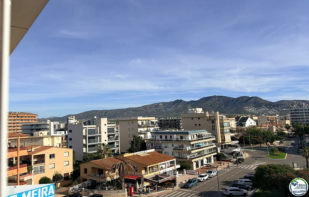 Première ligne, vue sur la mer, parking, piscines et jardins face à la plage.