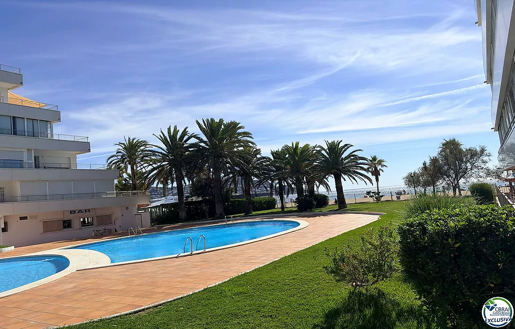 Première ligne, vue sur la mer, parking, piscines et jardins face à la plage.
