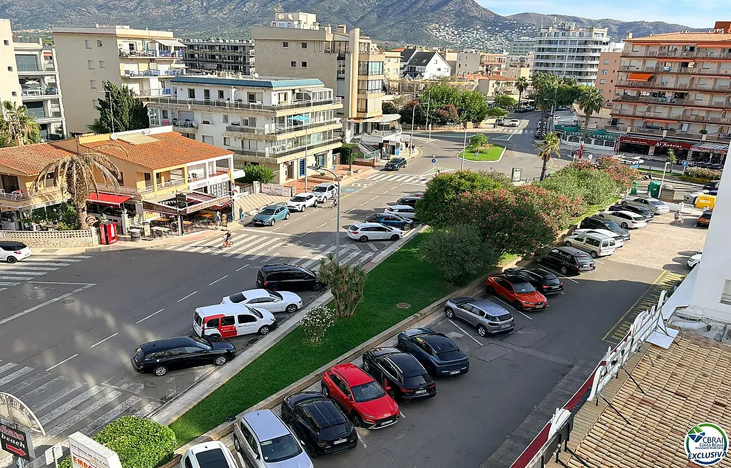 Première ligne, vue sur la mer, parking, piscines et jardins face à la plage.