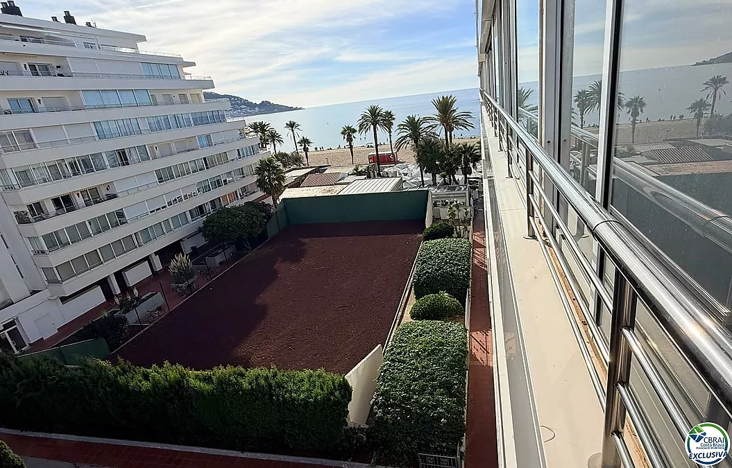 Première ligne, vue sur la mer, parking, piscines et jardins face à la plage.