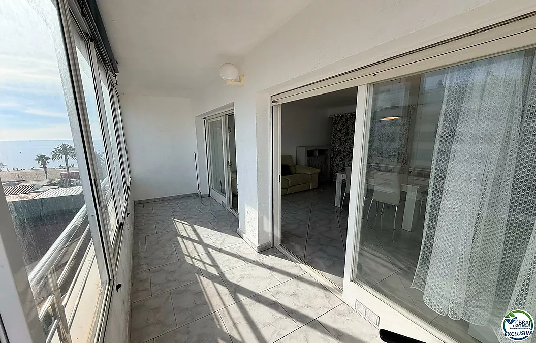 Première ligne, vue sur la mer, parking, piscines et jardins face à la plage.