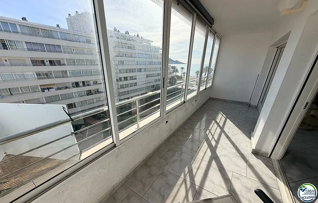 Première ligne, vue sur la mer, parking, piscines et jardins face à la plage.