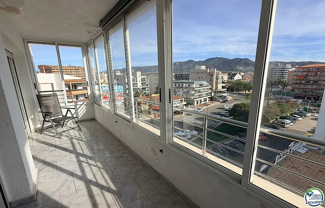 Première ligne, vue sur la mer, parking, piscines et jardins face à la plage.