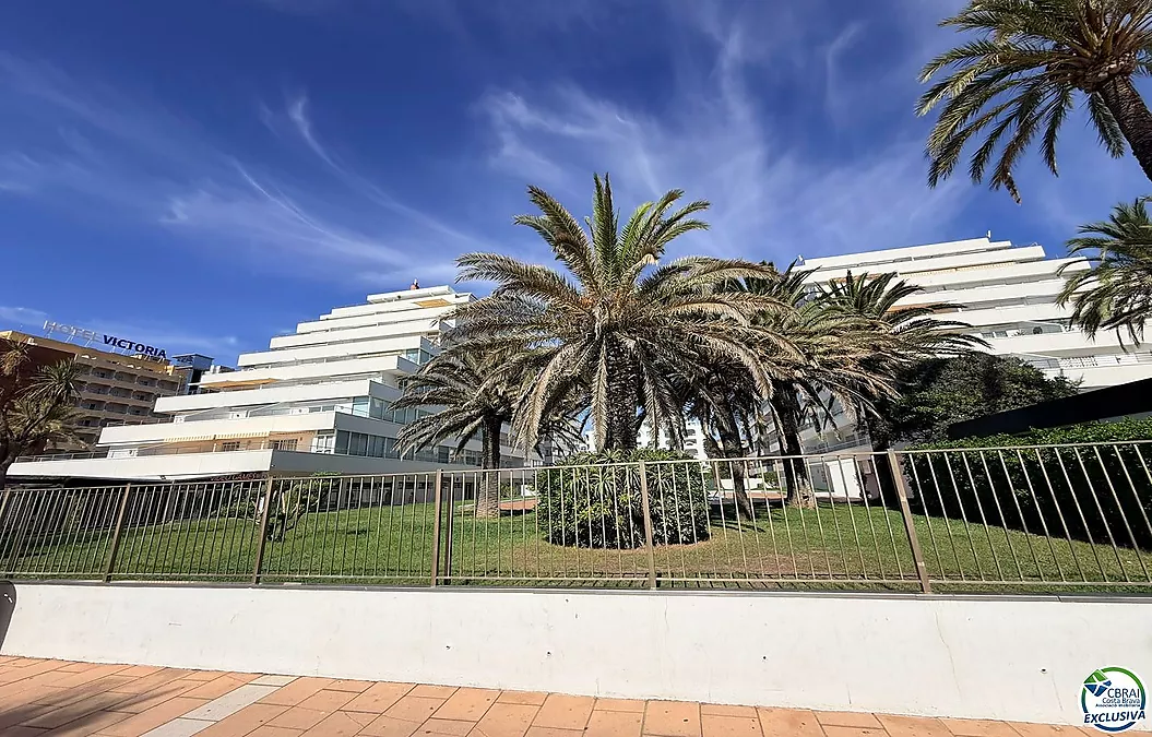 Première ligne, vue sur la mer, parking, piscines et jardins face à la plage.