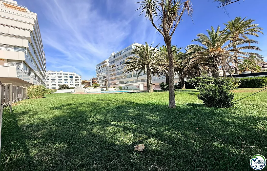 Première ligne, vue sur la mer, parking, piscines et jardins face à la plage.