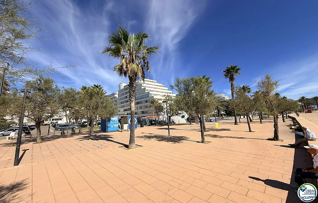 Première ligne, vue sur la mer, parking, piscines et jardins face à la plage.