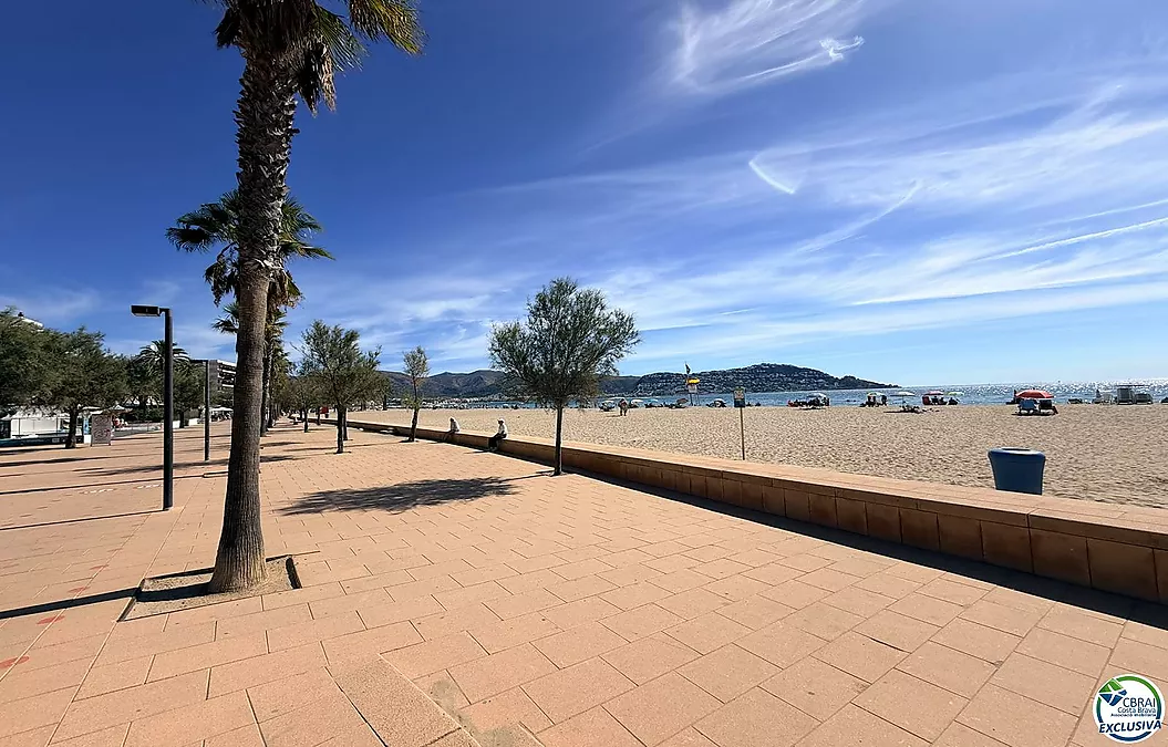 Première ligne, vue sur la mer, parking, piscines et jardins face à la plage.