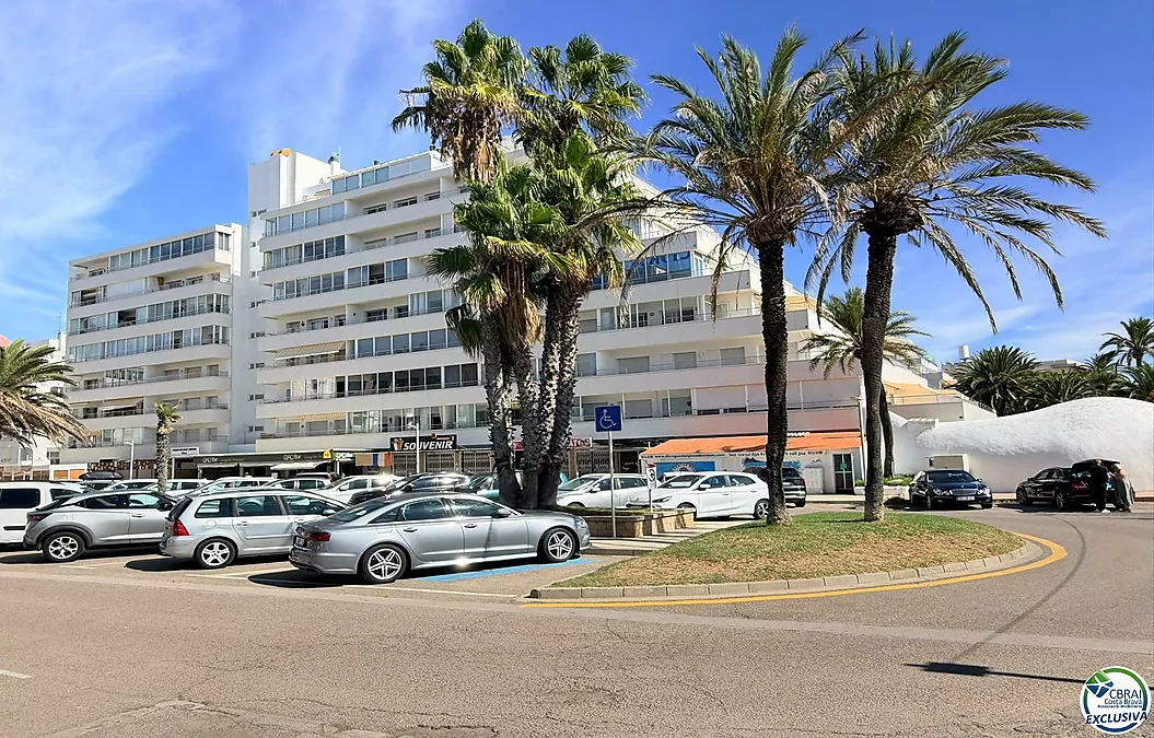 Première ligne, vue sur la mer, parking, piscines et jardins face à la plage.