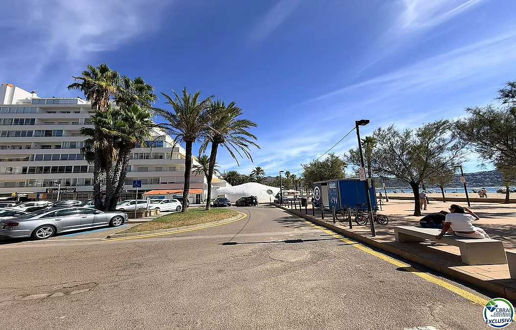 Première ligne, vue sur la mer, parking, piscines et jardins face à la plage.