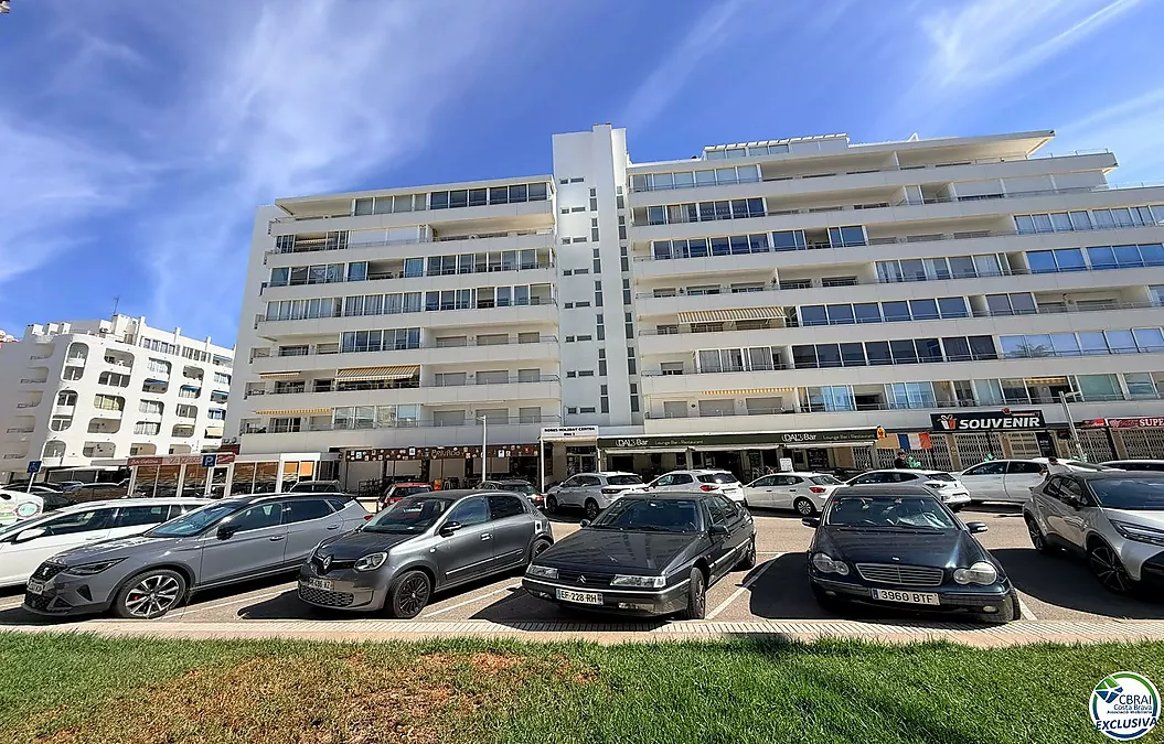 Première ligne, vue sur la mer, parking, piscines et jardins face à la plage.