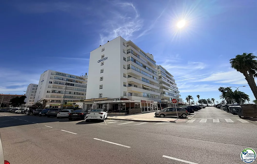 Première ligne, vue sur la mer, parking, piscines et jardins face à la plage.