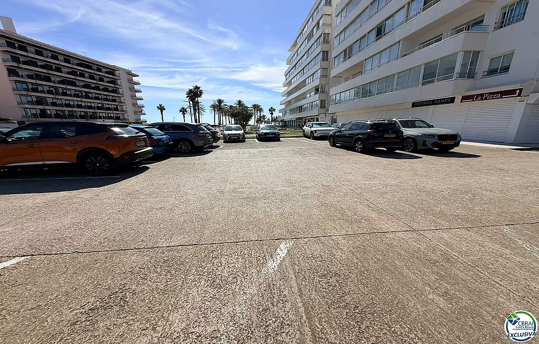Première ligne, vue sur la mer, parking, piscines et jardins face à la plage.