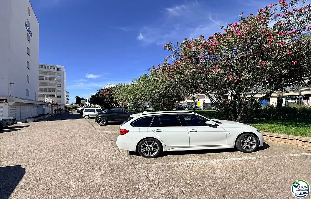 Première ligne, vue sur la mer, parking, piscines et jardins face à la plage.