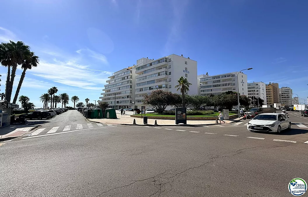 Première ligne, vue sur la mer, parking, piscines et jardins face à la plage.