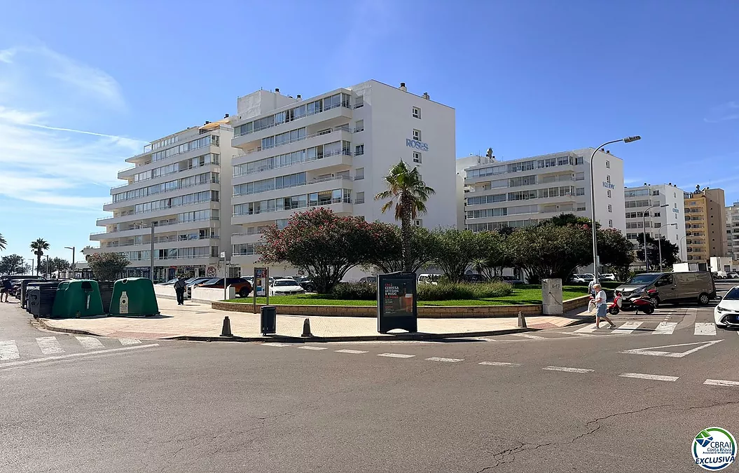 Première ligne, vue sur la mer, parking, piscines et jardins face à la plage.