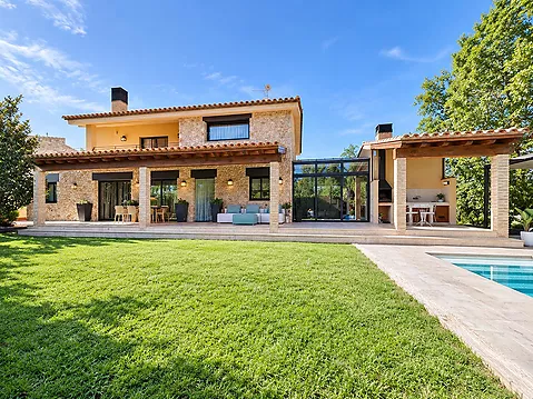 Villa sofisticada de diseño contemporáneo, con toques rústicos, ubicada en el corazón del Alt Empordà.