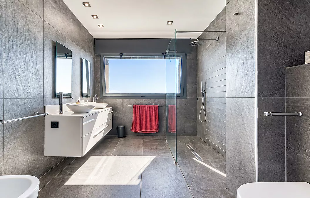 Designvilla mit Pool und spektakulärem Blick auf die Bucht von Roses – Palau-saverdera