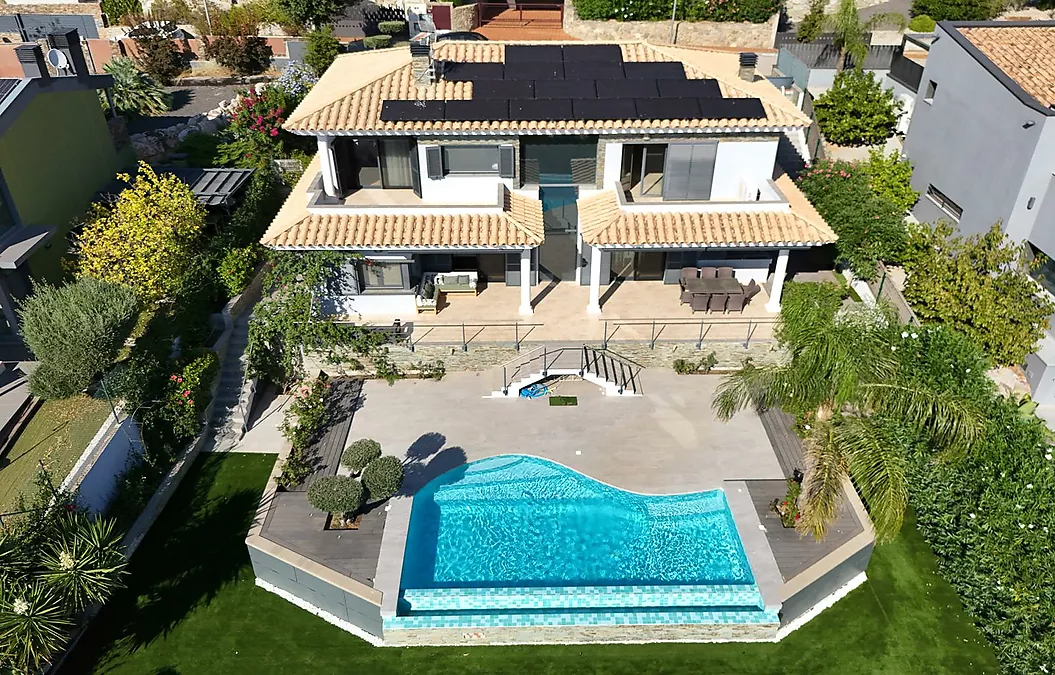 Designvilla mit Pool und spektakulärem Blick auf die Bucht von Roses – Palau-saverdera