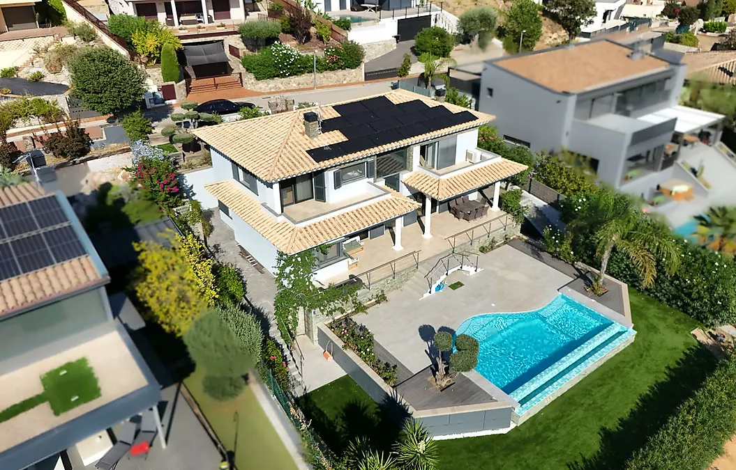 Designvilla mit Pool und spektakulärem Blick auf die Bucht von Roses – Palau-saverdera