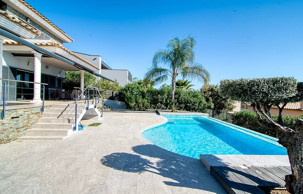Designvilla mit Pool und spektakulärem Blick auf die Bucht von Roses – Palau-saverdera