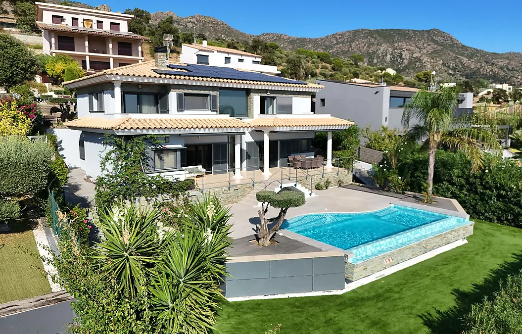 Designvilla mit Pool und spektakulärem Blick auf die Bucht von Roses – Palau-saverdera