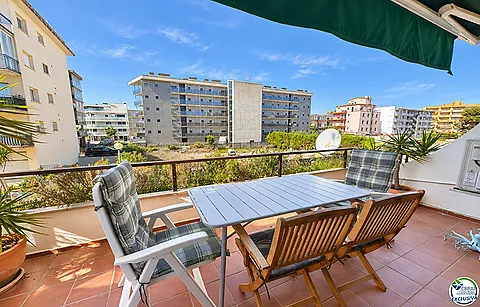 Spacious studio with terrace and tourist licence 80 metres from Santa Margarita beach - Roses