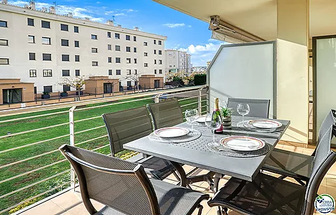 For sale: High-standard apartment in Roses 50 m from the sea