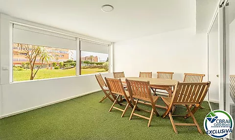 Moderno apartamento en planta baja en complejo residencial con zonas ajardinadas y piscina comunitaria
