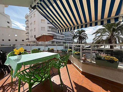 Beautiful studio in the Club Nautique area, with a large southwest-facing terrace and views of the marina.