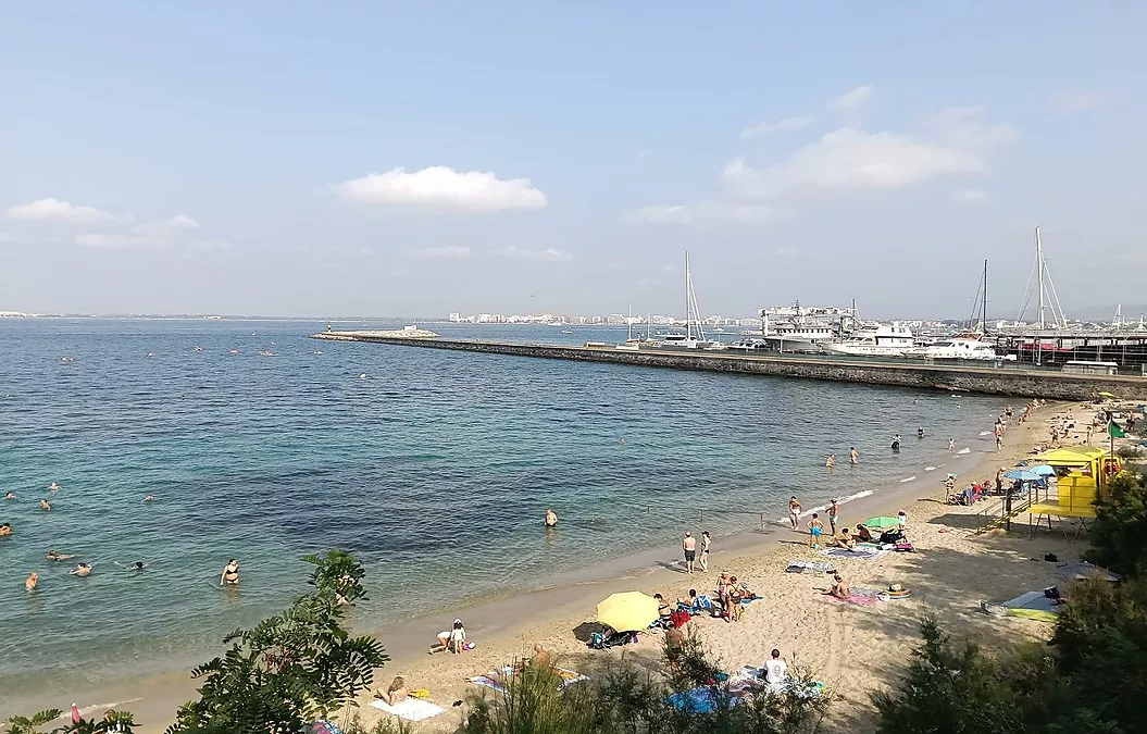 INCREÏBLE APARTAMENT A L'ÚLTIM PLANTA AMB VISTES AL MAR A ROSES, DAVANT DE LA PLATJA DE PALANGRERS