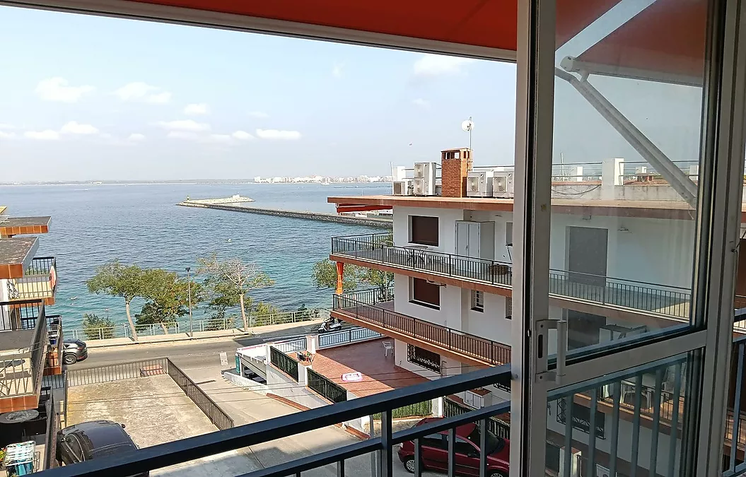 INCREÏBLE APARTAMENT A L'ÚLTIM PLANTA AMB VISTES AL MAR A ROSES, DAVANT DE LA PLATJA DE PALANGRERS