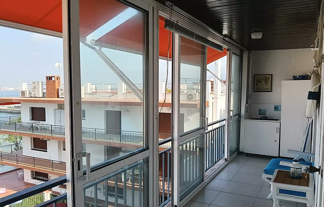 INCREÏBLE APARTAMENT A L'ÚLTIM PLANTA AMB VISTES AL MAR A ROSES, DAVANT DE LA PLATJA DE PALANGRERS