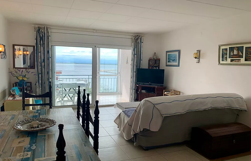 INCREÏBLE APARTAMENT A L'ÚLTIM PLANTA AMB VISTES AL MAR A ROSES, DAVANT DE LA PLATJA DE PALANGRERS