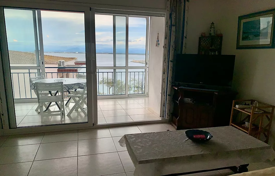 INCREÏBLE APARTAMENT A L'ÚLTIM PLANTA AMB VISTES AL MAR A ROSES, DAVANT DE LA PLATJA DE PALANGRERS