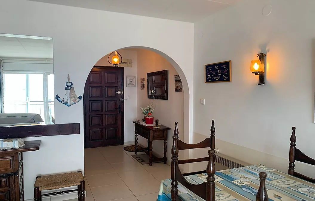 INCREÏBLE APARTAMENT A L'ÚLTIM PLANTA AMB VISTES AL MAR A ROSES, DAVANT DE LA PLATJA DE PALANGRERS