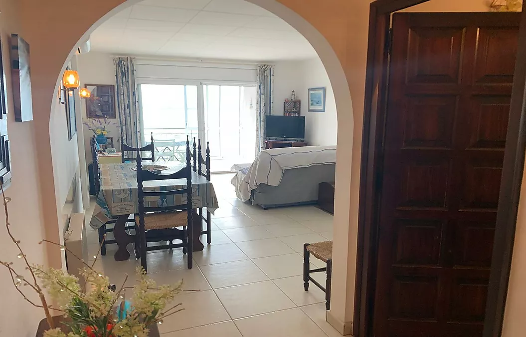 INCREÏBLE APARTAMENT A L'ÚLTIM PLANTA AMB VISTES AL MAR A ROSES, DAVANT DE LA PLATJA DE PALANGRERS