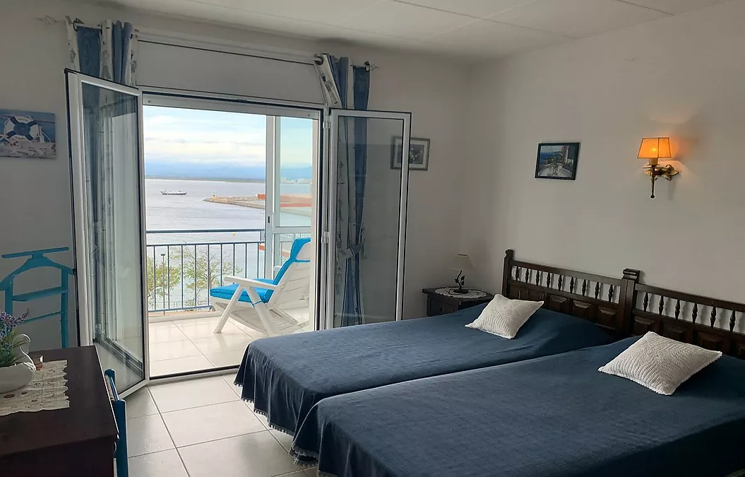 INCREÏBLE APARTAMENT A L'ÚLTIM PLANTA AMB VISTES AL MAR A ROSES, DAVANT DE LA PLATJA DE PALANGRERS